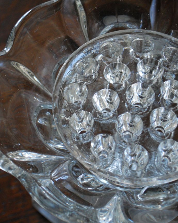 アンティーク 雑貨のガラス小物　アンティーク雑貨　華やかなシルエットの花器、アンティークプレスドグラス（ガラス留め付き）。便利な留め具がついています。(pg-4061)