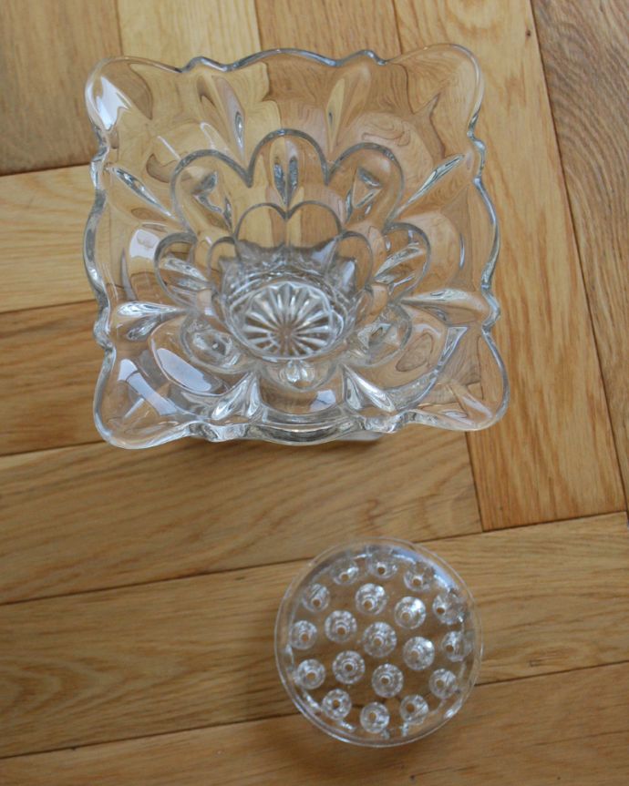 アンティーク 雑貨のガラス小物　アンティーク雑貨　華やかなシルエットの花器、アンティークプレスドグラス（ガラス留め付き）。花を生けるのに便利な仕切りがついてます。(pg-4061)