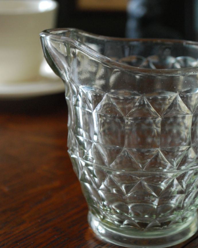 アンティーク 雑貨のガラス小物　アンティーク雑貨　アンティークのプレスドグラス、ガラスのピッチャー（ミルクジャグ）。お茶の時間に欠かせないミルクピッチャーミルクティーが大好きな英国人が作ったガラスのミルクピッチャーは、たっぷりミルクが注げるようにサイズが大きめです。(pg-4065)