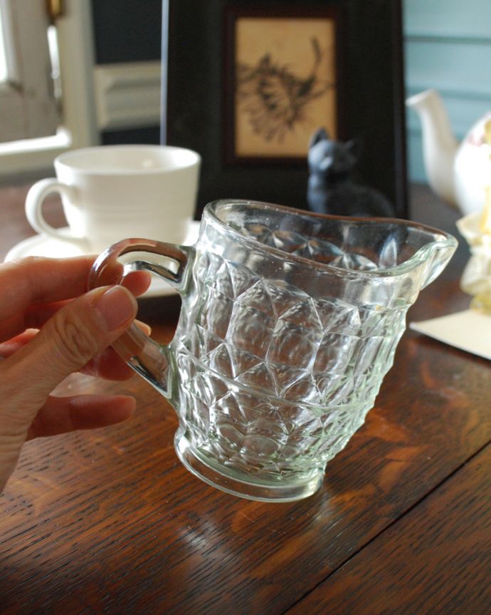 アンティーク 雑貨のガラス小物　アンティーク雑貨　アンティークのプレスドグラス、ガラスのピッチャー（ミルクジャグ）。持ち手もしっかり付いています昔と同じようにミルクを入れて使うのはもちろん使い方は自由自在。(pg-4065)