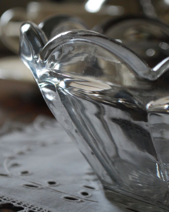 アンティーク 雑貨のガラス小物　アンティーク雑貨　花びらのような縁取りが可愛い、アンティークのガラスプレート。美しいカッティングが光輝きます。(pg-4072)