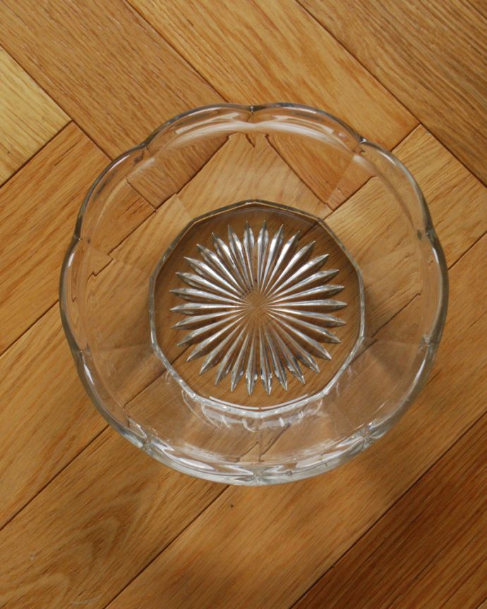 アンティーク 雑貨のガラス小物　アンティーク雑貨　花びらのような縁取りが可愛い、アンティークのガラスプレート。アンティークのため、多少の欠け・傷がある場合がありますが、使用上問題はありませんので、ご了承下さい。(pg-4072)