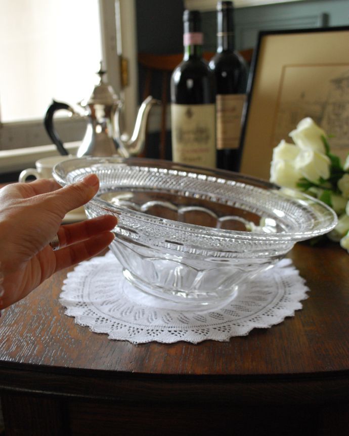 アンティーク 雑貨のガラス小物　アンティーク雑貨　いつもの食卓を優雅にするアンティークプレスドグラスのガラスボウル。何を入れようか考えるだけでワクワクします。(pg-4073)