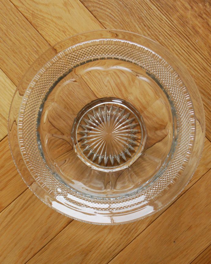 アンティーク 雑貨のガラス小物　アンティーク雑貨　いつもの食卓を優雅にするアンティークプレスドグラスのガラスボウル。上から見ても美しいデザインが楽しめます。(pg-4073)