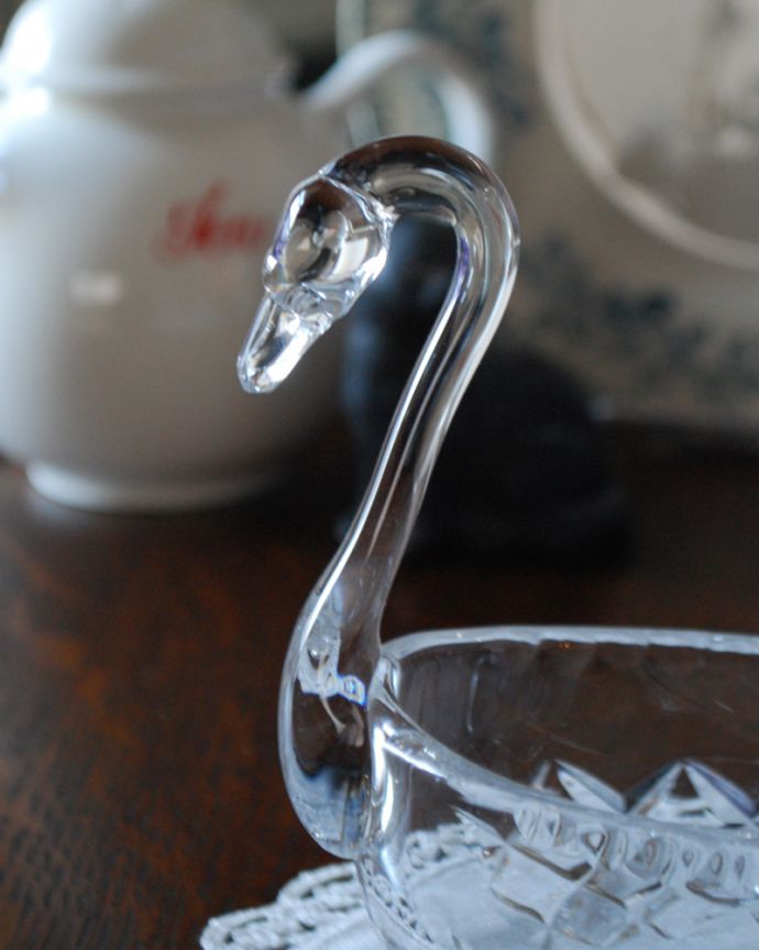 アンティーク 雑貨のガラス小物　アンティーク雑貨　背中が小物入れになったガラスの白鳥のオブジェ、アンティーク プレスドグラス。上品でしなやかなラインが美しい、優雅な佇まいのスワンです。(pg-4075)