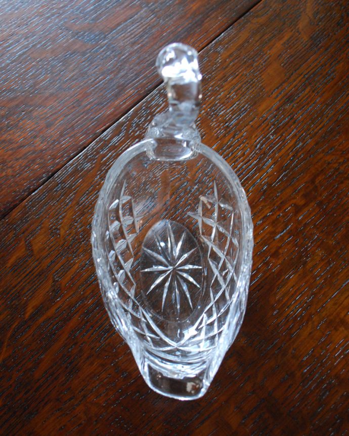 アンティーク 雑貨のガラス小物　アンティーク雑貨　背中が小物入れになったガラスの白鳥のオブジェ、アンティーク プレスドグラス。背中の小物入れになっています。(pg-4075)