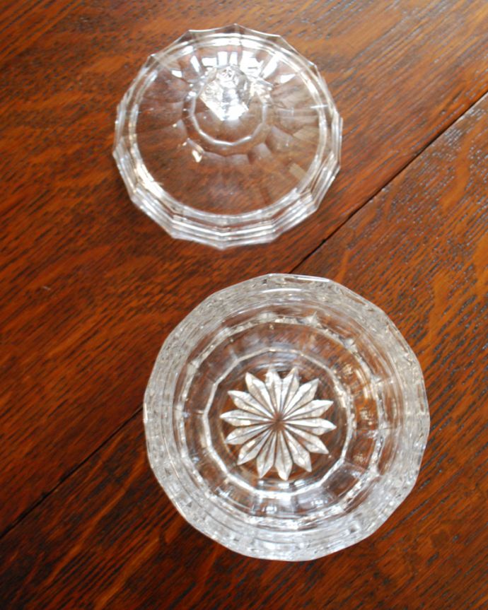 アンティーク 雑貨のガラス小物　アンティーク雑貨　イギリス輸入のフタ付きアンティークガラスケース（アンティークプレスドグラス）。上から見るとこんな感じです。(pg-4076)