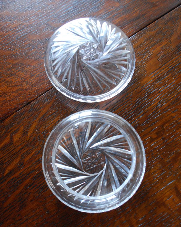 アンティーク 雑貨のガラス小物　アンティーク雑貨　美しいカッティングがフタに刻まれたアンティークガラスケース、プレスドグラス。上から見るとこんな感じです。(pg-4077)