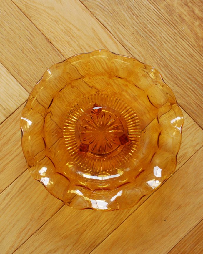 アンティーク 雑貨のガラス小物　アンティーク雑貨　アンバーカラーがオシャレな可愛い脚付きのガラスボウル、アンティークプレスドグラス。上から見るとこんな感じです。(pg-4081)