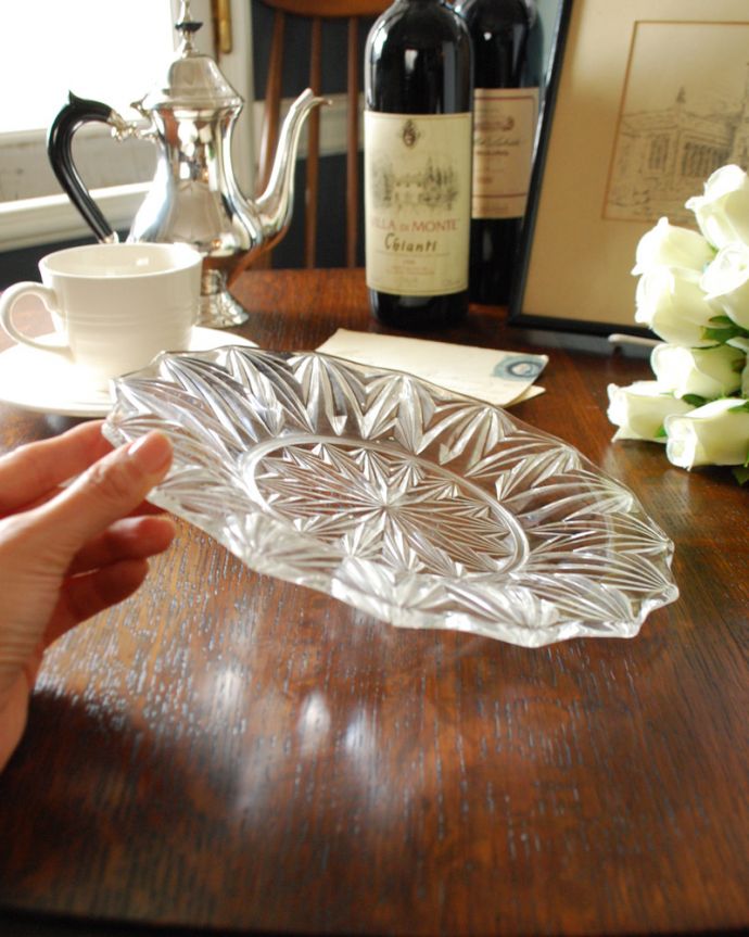 アンティーク 雑貨のガラス小物　アンティーク雑貨　お花のようなデザインのガラスプレート、アンティークガラス食器。アンティークのため、多少の欠け・傷がある場合がありますが、使用上問題はありませんので、ご了承下さい。(pg-4082)