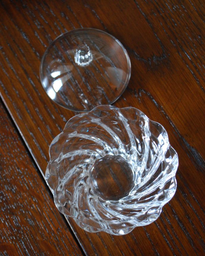 アンティーク 雑貨のガラス小物　アンティーク雑貨　大人っぽいシンプルなアンティークプレスドグラス（ガラスケース）。上から見るとこんな感じです。(pg-4084)