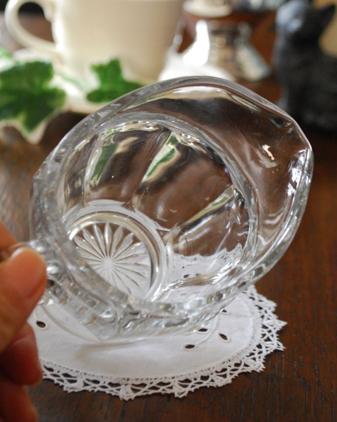 アンティーク 雑貨のガラス小物　アンティーク雑貨　食卓を華やかに飾る小さなガラスピッチャー（アンティークプレスドグラス）。上から見るとこんな感じです。(pg-4089)