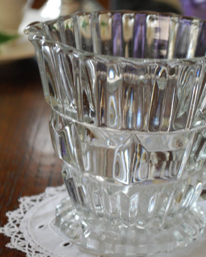 アンティーク 雑貨のガラス小物　アンティーク雑貨　花器としても使える、持ち手つきのガラスピッチャー（アンティークプレスドグラス）。お茶の時間に欠かせないミルクピッチャーミルクティーが大好きな英国人が作ったガラスのミルクピッチャーは、たっぷりミルクが注げるようにサイズが大きめです。(pg-4090)