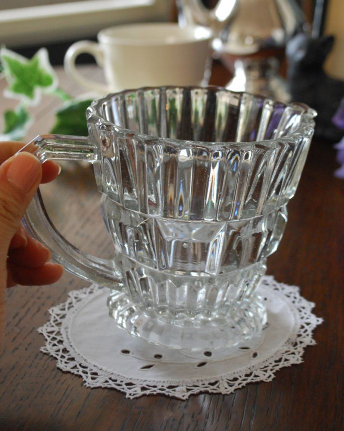 アンティーク 雑貨のガラス小物　アンティーク雑貨　花器としても使える、持ち手つきのガラスピッチャー（アンティークプレスドグラス）。持ち手もしっかり付いています昔と同じようにミルクを入れて使うのはもちろん使い方は自由自在。(pg-4090)
