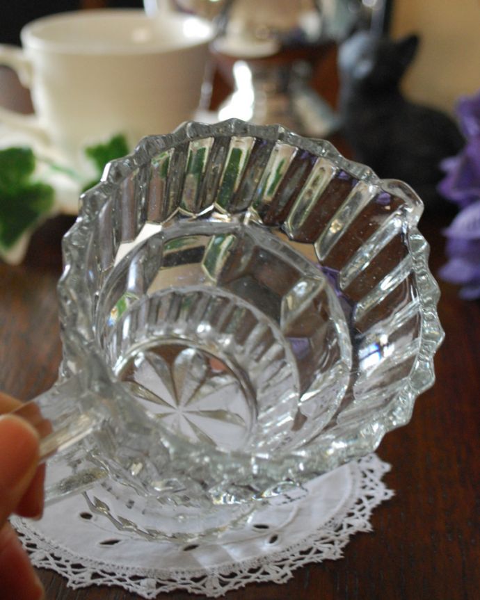 アンティーク 雑貨のガラス小物　アンティーク雑貨　花器としても使える、持ち手つきのガラスピッチャー（アンティークプレスドグラス）。上から見るとこんな感じです。(pg-4090)