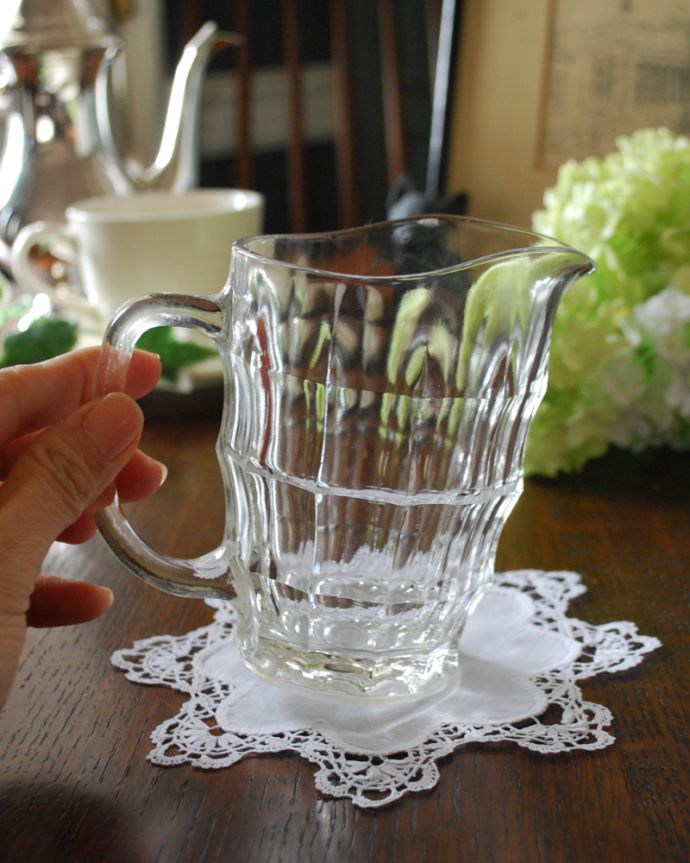 アンティーク 雑貨のガラス小物　アンティーク雑貨　食卓を華やかに演出するアンティークミルクポット、プレスドグラス。持ち手もしっかり付いています昔と同じようにミルクを入れて使うのはもちろん使い方は自由自在。(pg-4094)