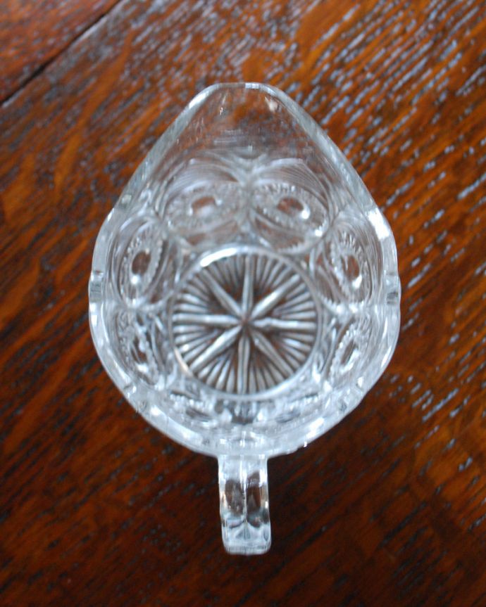 アンティーク 雑貨のガラス小物　アンティーク雑貨　食卓で活躍するガラスピッチャー、アンティークのプレスドグラス。上から見ても美しくカッティングされています。(pg-4100)
