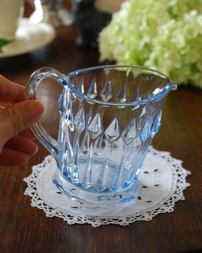 アンティーク雑貨 淡いブルーがキレイなガラスのミルクジャグ、アンティークプレスドグラス。持ち手もしっかり付いています昔と同じようにミルクを入れて使うのはもちろん使い方は自由自在。(pg-4101)
