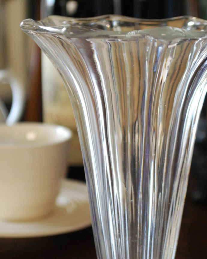 アンティーク 雑貨のガラス小物　アンティーク雑貨　イギリスで見つけたアンティークプレスドグラスのフラワーベース（花器）。普段の生活にパッと華を添えてくれるアンティーク気軽に使えるアンティークのプレスドグラスの中で、もっとも英国らしいアイテムの花器。(pg-4103)