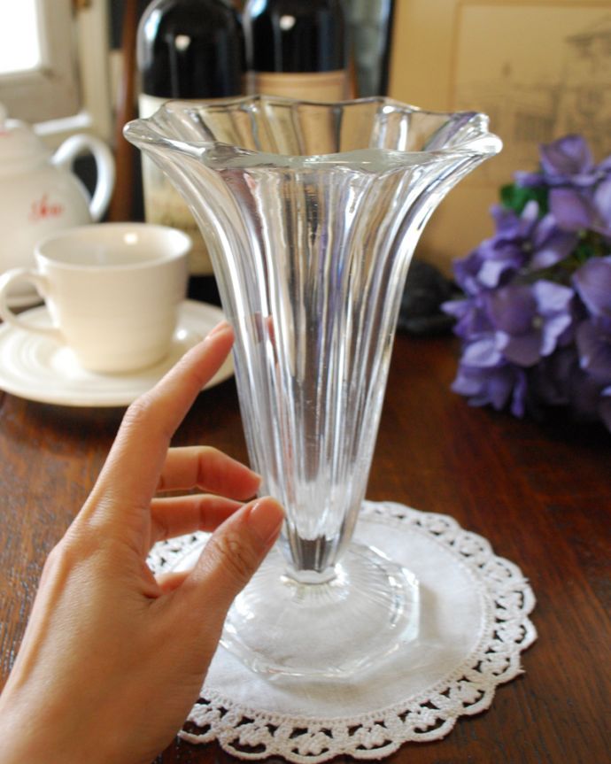 アンティーク 雑貨のガラス小物　アンティーク雑貨　イギリスで見つけたアンティークプレスドグラスのフラワーベース（花器）。キラキラ輝く美しさ置いておくだけでも絵になるデザイン。(pg-4103)