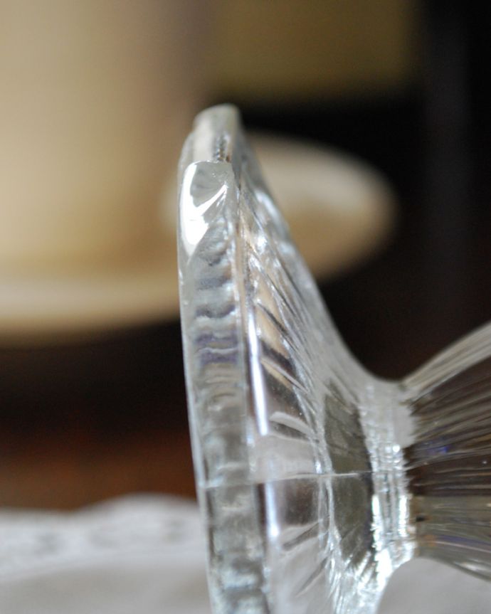 アンティーク 雑貨のガラス小物　アンティーク雑貨　イギリスで見つけたアンティークプレスドグラスのフラワーベース（花器）。カケがあるのでSALE価格ですカケがありました。(pg-4103)