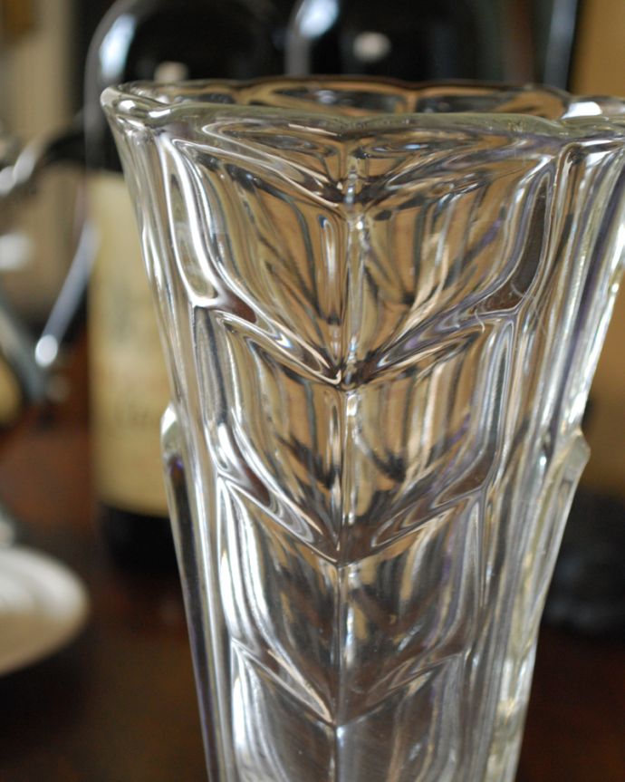 アンティーク 雑貨のガラス小物　アンティーク雑貨　リーフが連なる上品なデザインのアンティークレスドグラス、フラワーベース（花器）。普段の生活にパッと華を添えてくれるアンティーク気軽に使えるアンティークのプレスドグラスの中で、もっとも英国らしいアイテムの花器。(pg-4104)