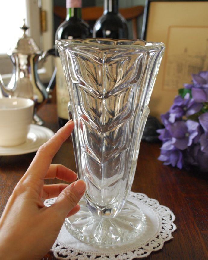 アンティーク 雑貨のガラス小物　アンティーク雑貨　リーフが連なる上品なデザインのアンティークレスドグラス、フラワーベース（花器）。キラキラ輝く美しさ置いておくだけでも絵になるデザイン。(pg-4104)