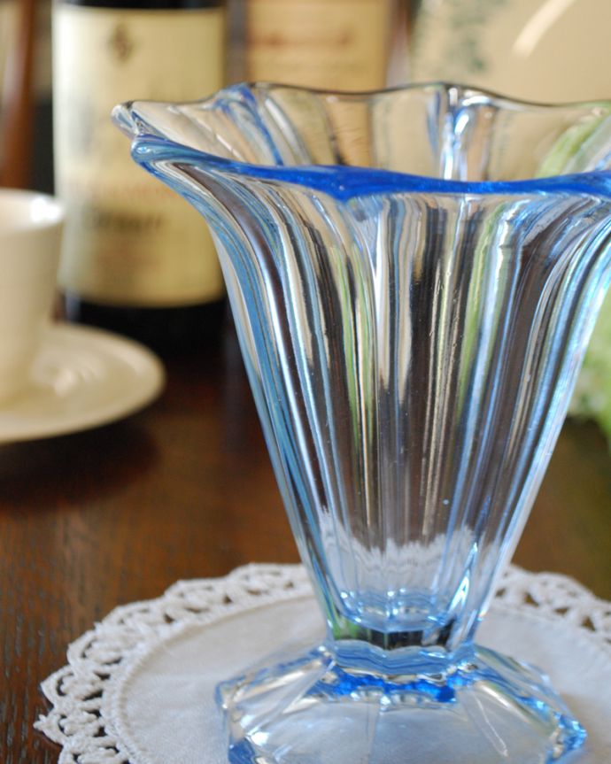 ヒヤシンスブルーがお部屋のアクセントになるフラワーベース 花瓶 アンティークプレスドグラス Pg 4105 アンティーク雑貨