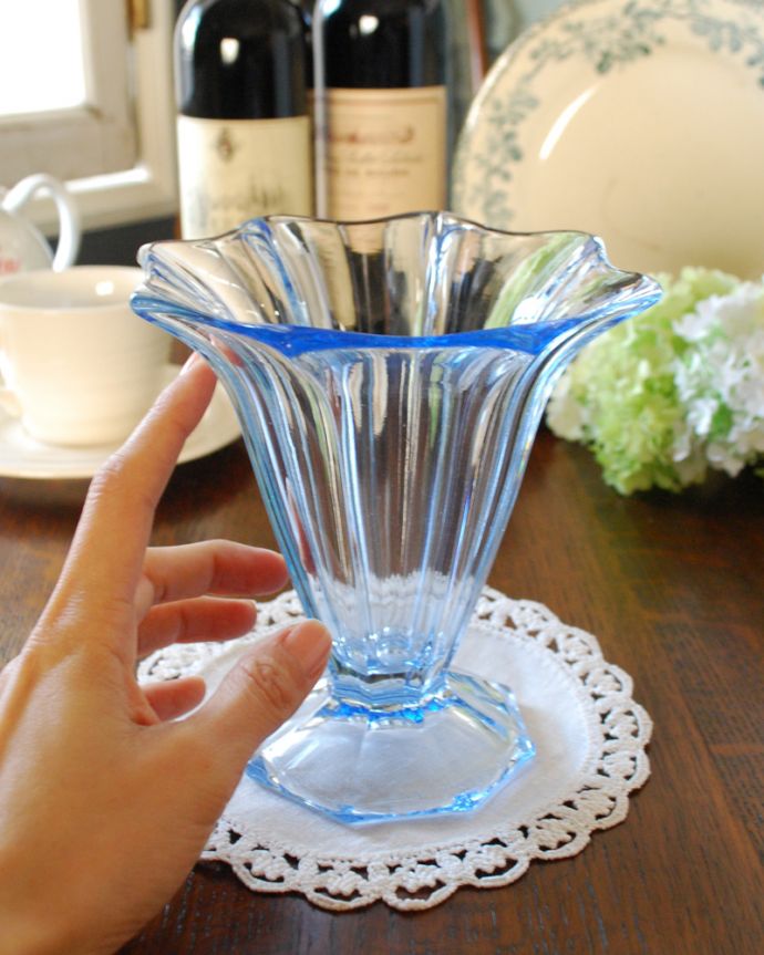 アンティーク 雑貨のガラス小物　アンティーク雑貨　ヒヤシンスブルーがお部屋のアクセントになるフラワーベース（花瓶）、アンティークプレスドグラス。飾るだけで絵になる美しさ。(pg-4105)