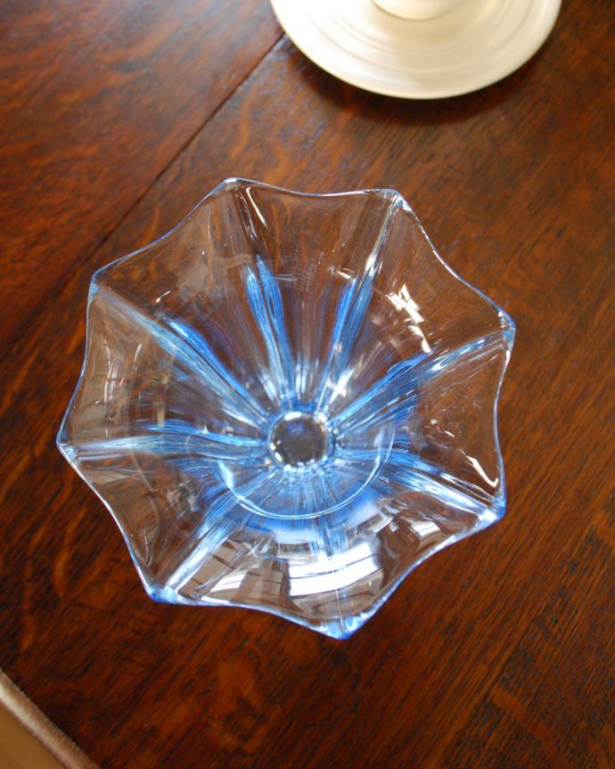 アンティーク 雑貨のガラス小物　アンティーク雑貨　ヒヤシンスブルーがお部屋のアクセントになるフラワーベース（花瓶）、アンティークプレスドグラス。上から見るとこんな感じです。(pg-4105)