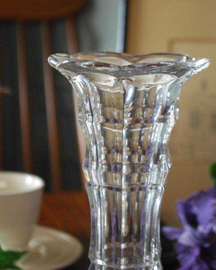 アンティーク 雑貨のガラス小物　アンティーク雑貨　お花が引き立つフラワーベース、きらきら輝くアンティークプレスドグラス。普段の生活にパッと華を添えてくれるアンティーク気軽に使えるアンティークのプレスドグラスの中で、もっとも英国らしいアイテムの花器。(pg-4107)