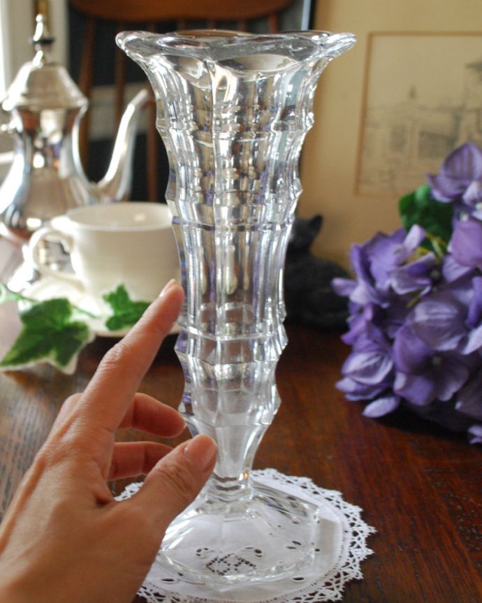 アンティーク 雑貨のガラス小物　アンティーク雑貨　お花が引き立つフラワーベース、きらきら輝くアンティークプレスドグラス。キラキラ輝く美しさ置いておくだけでも絵になるデザイン。(pg-4107)