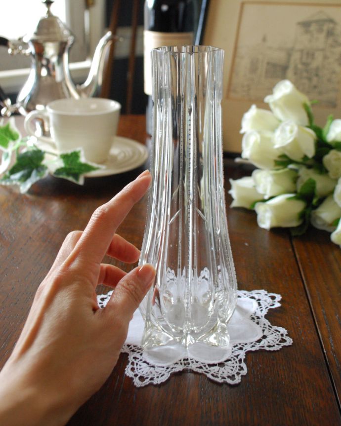 アンティーク 雑貨のガラス小物　アンティーク雑貨　すっきりした一輪挿しのアンティークプレスドグラス、フラワーベース。気軽に使えるフラワーベース英国らしくいろんなサイズが見つかる花器。(pg-4109)