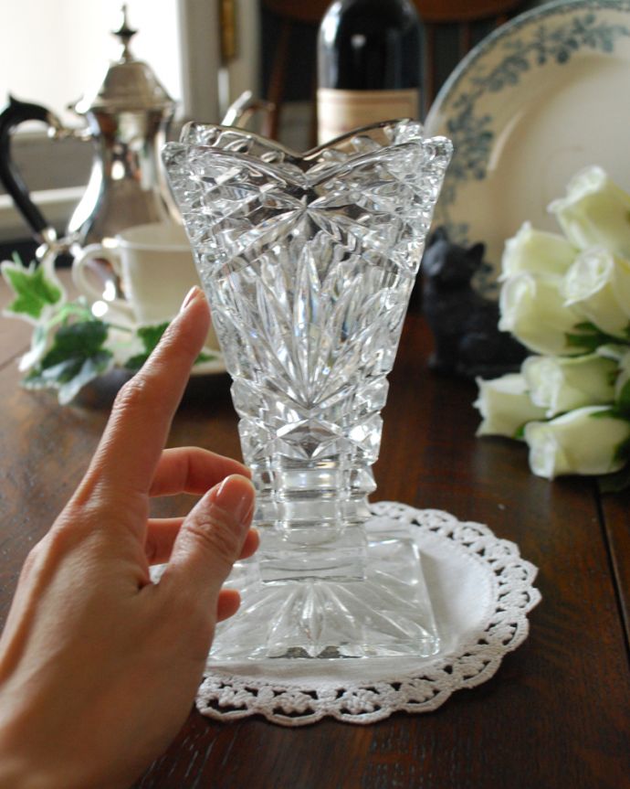 アンティーク 雑貨のガラス小物　アンティーク雑貨　スクエア型のオシャレなデザインのフラワーベース、アンティークプレスドグラス（花器）。気軽に使えるフラワーベース英国らしくいろんなサイズが見つかる花器。(pg-4111)