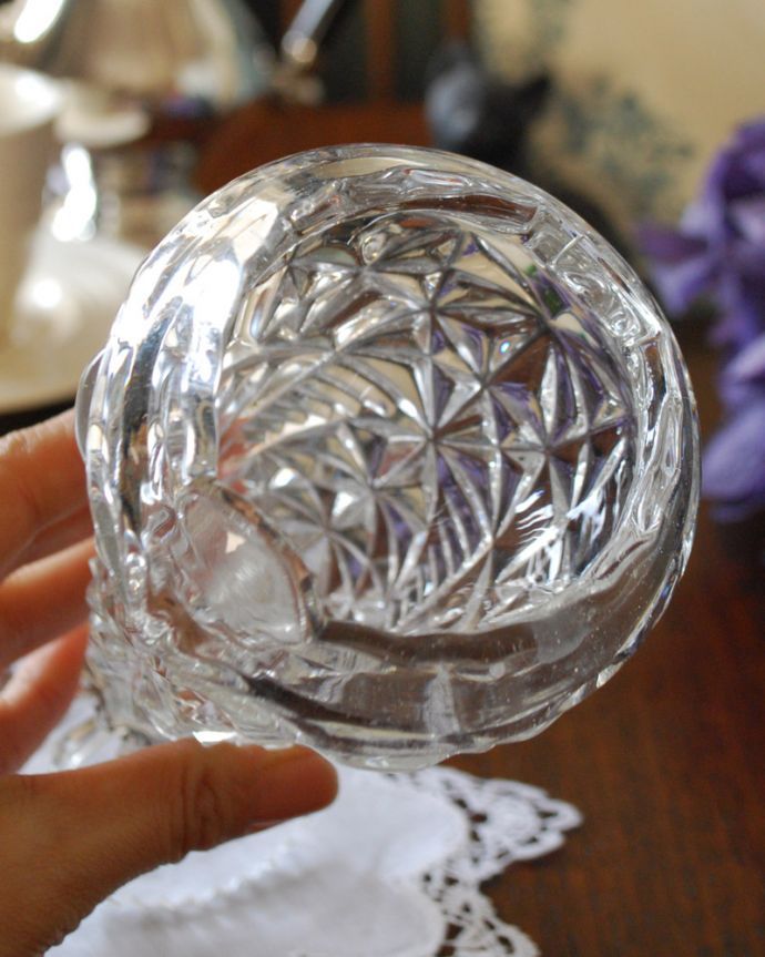 アンティーク 雑貨のガラス小物　アンティーク雑貨　口がキュッとしまった可愛いデザインのフラワーベース、アンティークプレスドグラス(花器)。上から見ても美しく楽しめるデザインです。(pg-4112)