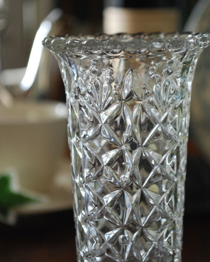 アンティーク 雑貨のガラス小物　アンティーク雑貨　縁どりのフリルカットが可愛いアンティークプレスドグラス（花器）。アンティークのため、多少の欠け・傷がある場合がありますが、使用上問題はありませんので、ご了承下さい。(pg-4114)