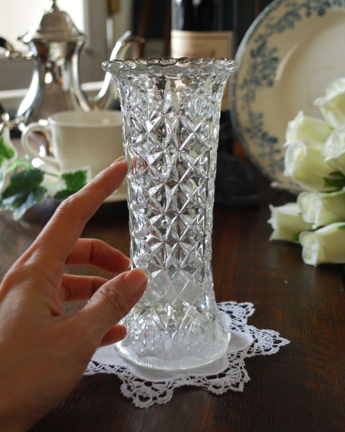 アンティーク 雑貨のガラス小物　アンティーク雑貨　縁どりのフリルカットが可愛いアンティークプレスドグラス（花器）。飾るだけで絵になる美しさ。(pg-4114)