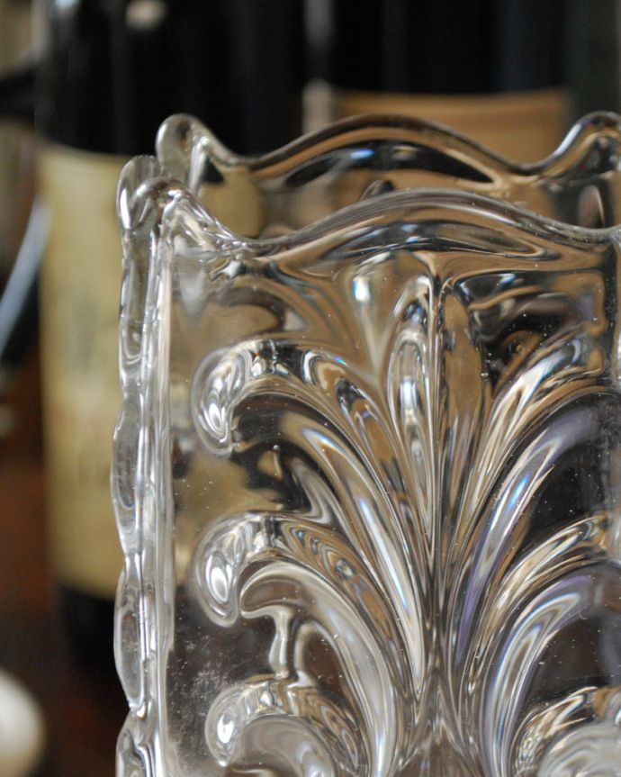 アンティーク 雑貨のガラス小物　アンティーク雑貨　ゴージャスな装飾のシルエット、使いやすいアンティークプレスドグラス（花器）。アンティークのため、多少の欠け・傷がある場合がありますが、使用上問題はありませんので、ご了承下さい。(pg-4116)