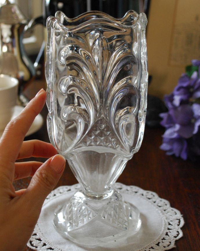 アンティーク 雑貨のガラス小物　アンティーク雑貨　ゴージャスな装飾のシルエット、使いやすいアンティークプレスドグラス（花器）。大胆なカッティングが美しいプレスドグラスです。(pg-4116)