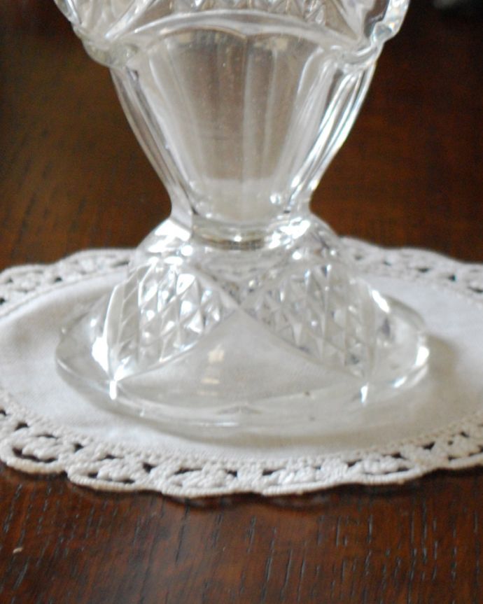 アンティーク 雑貨のガラス小物　アンティーク雑貨　ゴージャスな装飾のシルエット、使いやすいアンティークプレスドグラス（花器）。土台部分のカッティングも光が反射してキラキラ輝きます。(pg-4116)