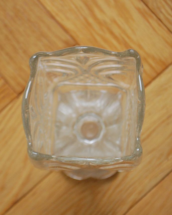 アンティーク 雑貨のガラス小物　アンティーク雑貨　ゴージャスな装飾のシルエット、使いやすいアンティークプレスドグラス（花器）。上から見るとこんな感じです。(pg-4116)