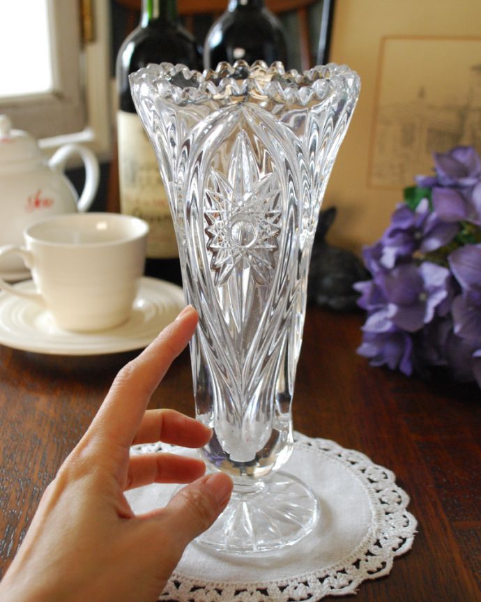 アンティーク 雑貨のガラス小物　アンティーク雑貨　お花モチーフのカッティングが華やかなアクセント、アンティークプレスドグラス（花器）。飾るだけで絵になる美しさ。(pg-4118)