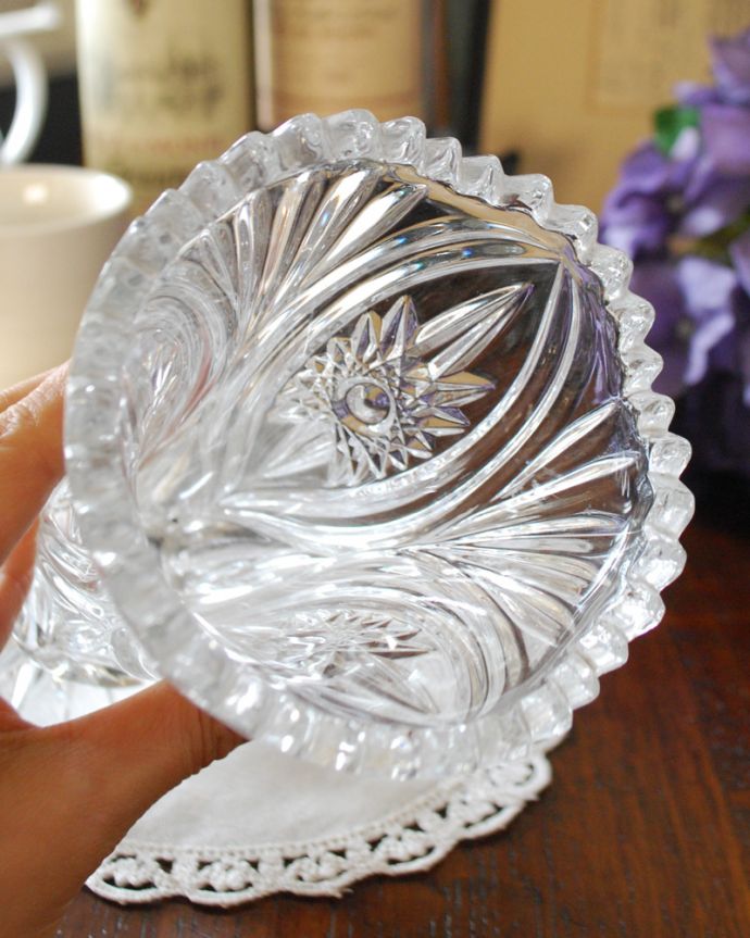 アンティーク 雑貨のガラス小物　アンティーク雑貨　お花モチーフのカッティングが華やかなアクセント、アンティークプレスドグラス（花器）。上から見ても美しく楽しめるデザインです。(pg-4118)