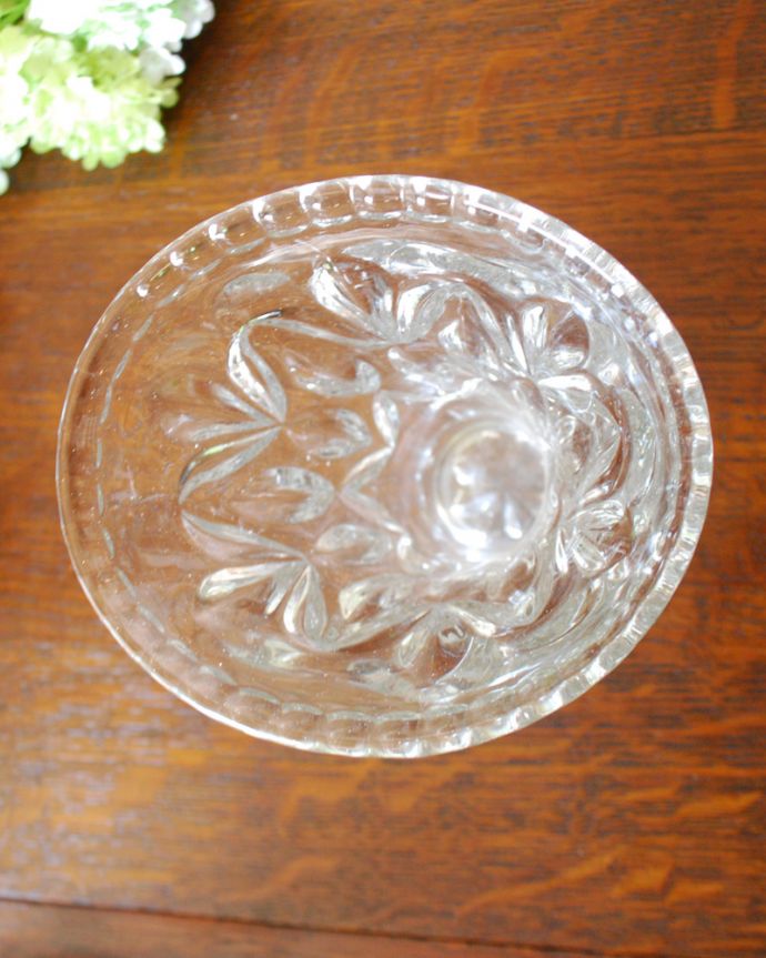 アンティーク 雑貨のガラス小物　アンティーク雑貨　はんなり華やかな扇型のフラワーベース、アンティークプレスドグラス。上から見ても美しく楽しめるデザインです。(pg-4119)