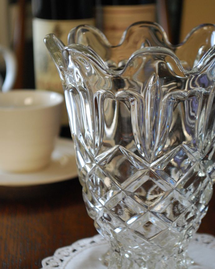 アンティーク 雑貨のガラス小物　アンティーク雑貨　波打つ優雅なカッティングが華やかなアンティークプレスドグラス、フラワーベース（花器）。普段の生活にパッと華を添えてくれるアンティーク気軽に使えるアンティークのプレスドグラスの中で、もっとも英国らしいアイテムの花器。(pg-4123)