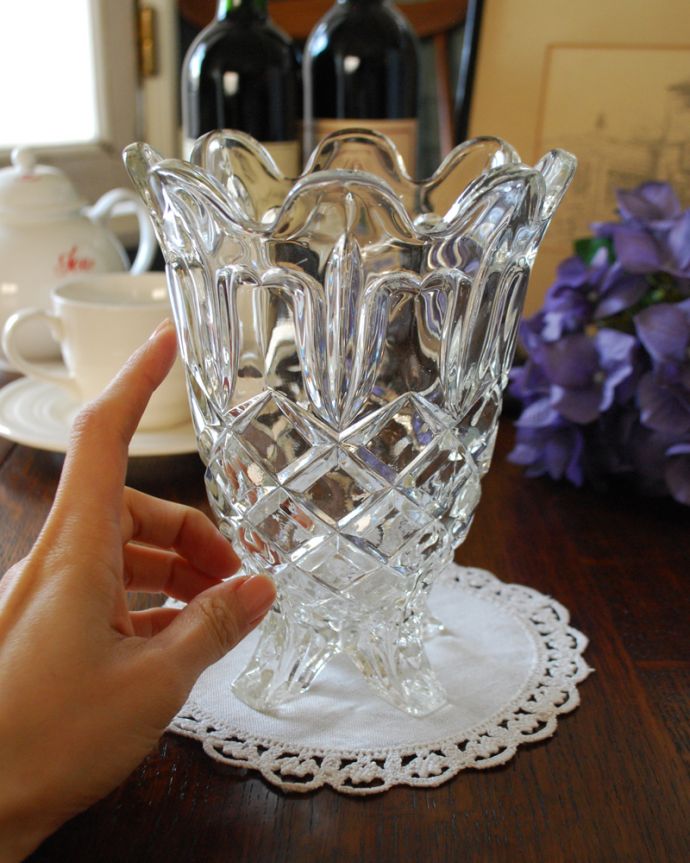 アンティーク 雑貨のガラス小物　アンティーク雑貨　波打つ優雅なカッティングが華やかなアンティークプレスドグラス、フラワーベース（花器）。キラキラ輝く美しさ置いておくだけでも絵になるデザイン。(pg-4123)