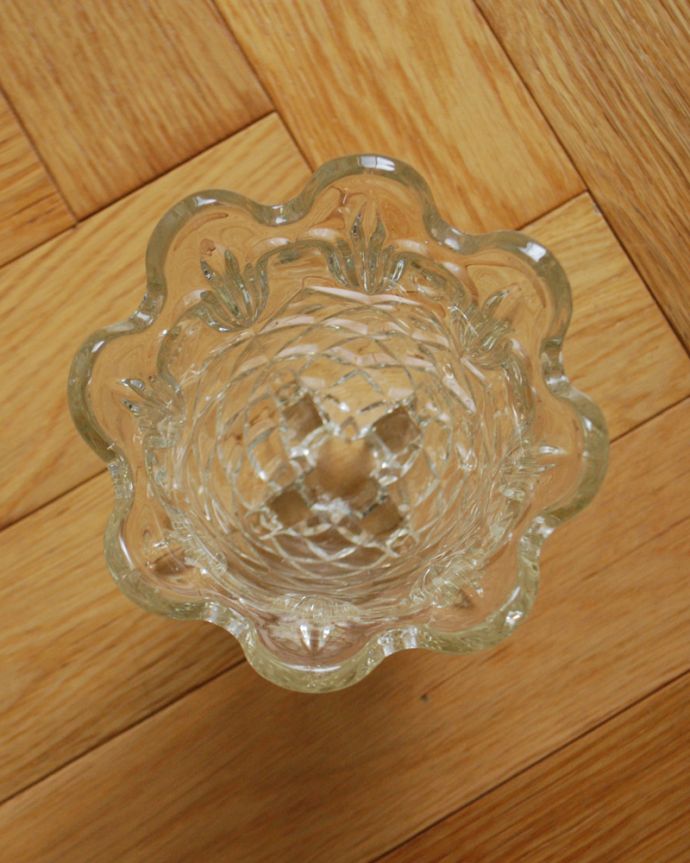 アンティーク 雑貨のガラス小物　アンティーク雑貨　波打つ優雅なカッティングが華やかなアンティークプレスドグラス、フラワーベース（花器）。上から見て中をチェックアンティークなので多少の欠けやキズがある場合がありますが、使用上問題ありませんのでご了承下さい。(pg-4123)