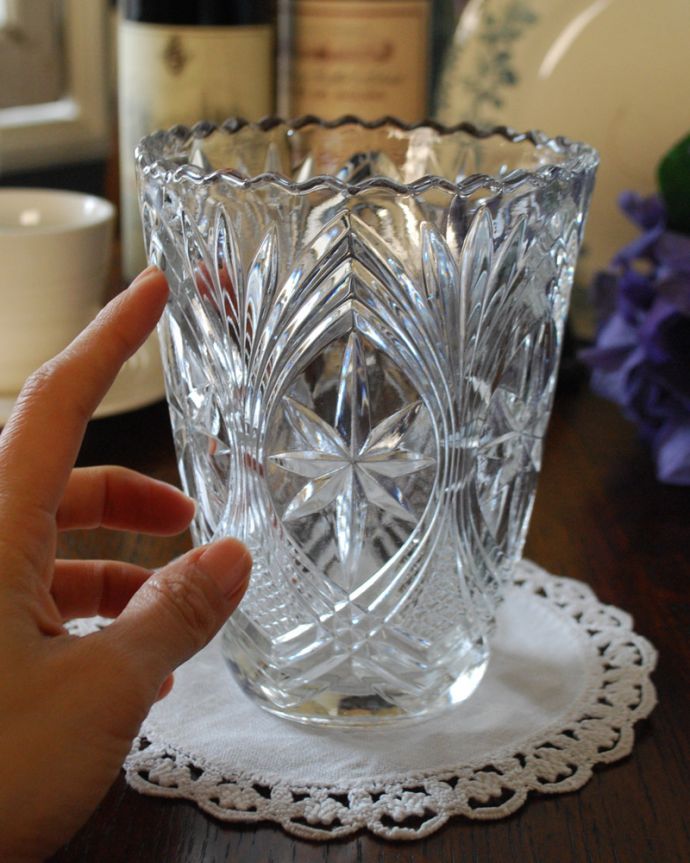 アンティーク 雑貨のガラス小物　アンティーク雑貨　星のカッティングが美しいフラワーベース、アンティークプレスドグラス。置くだけで華やかな雰囲気大きなサイズの花器は、お家に1つは欲しいアイテム。(pg-4124)