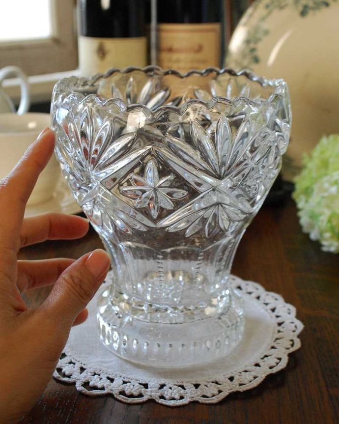 アンティーク 雑貨のガラス小物　アンティーク雑貨　アンティークガラスの輝くプレスドグラス、お花が咲いた様な可愛いフラワーベース。そのまま置いておいても美しいシルエットです。(pg-4125)