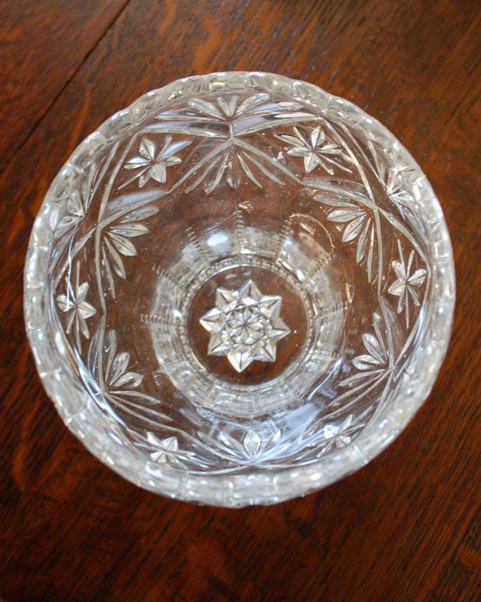 アンティーク 雑貨のガラス小物　アンティーク雑貨　アンティークガラスの輝くプレスドグラス、お花が咲いた様な可愛いフラワーベース。上から見ても美しいカッティングです。(pg-4125)